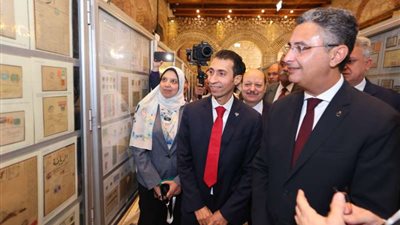 بالصور..رئيس البريد المصري يفتتح ”المعرض العربي للطوابع”