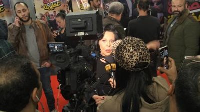 إسعاد يونس تستقبل جمهور العرض الخاص لفيلم ”عصابة عظيمة ” بالدولارات