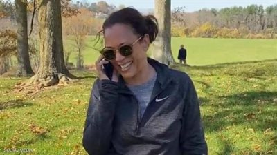 كانت مرتدية”الترنج”..نائبة الرئيس الأمريكي الجديد تهنئه بالفوز باتصال هاتفي