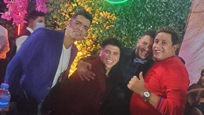 شاهد.. أحمد الفيشاوي يقبل ”حمو بيكا” في حفل زفاف هنادي مهنا