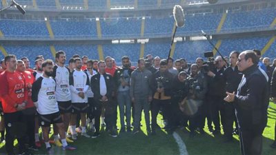 الرئيس السيسي يتفقد تدريبات المنتخب الوطني لكرة القدم بالمدينة الأوليمبية (صور)