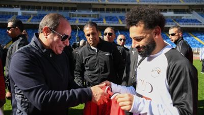 محمد صلاح يهدى قميص المنتخب للرئيس السيسى