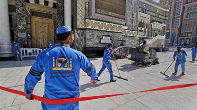 60 ألف لتر من المطهرات يومياً لتعقيم المسجد الحرام  ضد فيروس كورونا