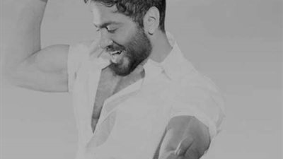 تامر حسنى يروج لأغنيته الجديدة ”يا نهار أبيض”