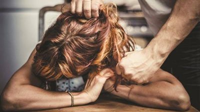 الشرع يُحرِم والقانون يُجرِم .. اعرف حكم ضرب الزوج لزوجته