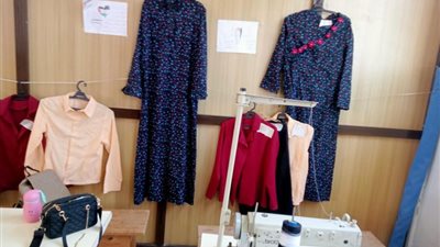 بالصور.. «العمل» تختتم برنامج تدريبي مجانى على التفصيل والخياطة