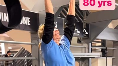 فيديو فيديو.. مسنّة في الـ80 تصدم الشباب برشاقتها في صالة الألعاب الرياضية.. ما السر؟