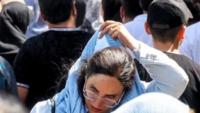 بسبب صورة على مواقع التواصل بلا حجاب.. جلد إيرانية 74 جلدة