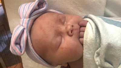 تريند السوشيال ميديا.. حكاية السيدة التى أنجبت أول أنثى بعد 14 ولدًا