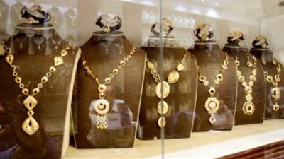 نشرة الأخبار الإقتصادية.. أسعار الذهب تتراجع 10 جنيهات بمستهل تعاملات الأسبوع