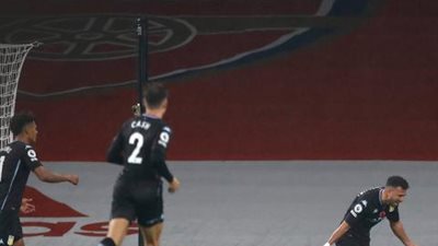 أستون فيلا ”تريزيجيه” يتقدم على أرسنال ”النني” بهدف في الشوط الأول