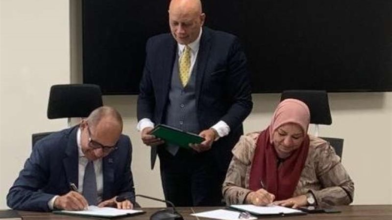 جانب من توقيع العقد