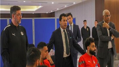 صور تفاصيل زيارة وزير الرياضة لمعسكر المنتخب قبل السفر إلى كوت ديفوار (صور)