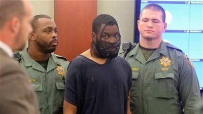 صور السلطات الأمريكية تستعين بقناع مخصوص لمنع متهم من ”البصق” أثناء محاكمته