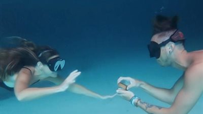 آخر تقاليع كورونا.. اقتراح زواج غريب في قاع البحر بجزر الكاريبى