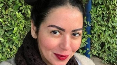 شاهد..  لقاء الخميسي تتحدى البرد بـ ”هوت شورت” أسود مثير