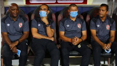 موسيمانى يعقد جلسة مع لاعبي الأهلي ويطمئن على سعد سمير