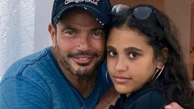 شوف بنتك يا هضبة .. الجمهور ينقلب على عمرو دياب بسبب ”قميص نوم ”