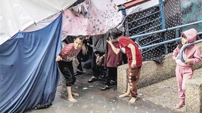 أمطار ورياح شديدة.. أهل غزة يواجهون الحرب وموجة الطقس السييء في الخيام