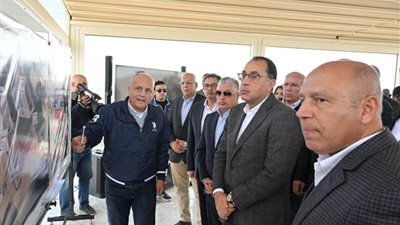 صور مدبولي يتفقد أحد مصانع الحديد بالعين السخنة