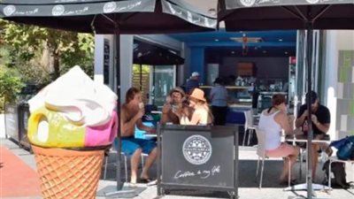 جدل على مواقع التواصل.. صاحب مقهي يطرد أسرة بسبب بكاء أطفالها