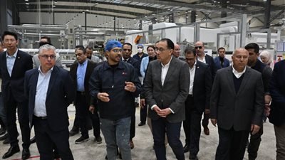 صور مدبولي يتفقد خط إنتاج السماعات اللاسلكية والموبايلات والساعات الديجيتال