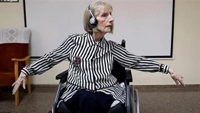 تريند السوشيال ميديا.. وصلة رقص لـ مريضة زهايمر على كرسي متحرك فما السبب؟