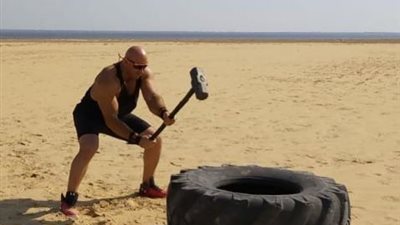 صور.. أحمد التهامي يستعرض عضلاته بتمارين رياضية شاقة