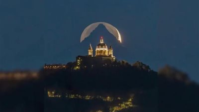 بنسبة واحد في المليون.. مصور يلتقط صورة مذهلة للقمر تجذب ناسا