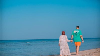 أحمد فتحي يحارب التنمر بصورة مع زوجته على البحر: أنا طفل تخين