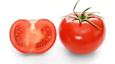 ماذا يحدث في سوق الخضار؟.. الطماطم تواصل جنونها وتصعد لـ12 جنيه وهذه هي الأسباب