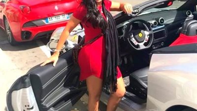 بفستان أحمر مثير.. رانيا يوسف تستعرض سيارتها الفارهة