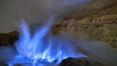فيديو.. لهب أزرق كهربائي ينفجر من بركان إندونيسي والكشف عن السر وراءه