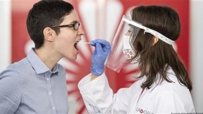 سنغافورة توفر اختبار كورونا لكل المواطنين والضيوف