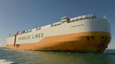 صور انتظام الملاحة في قناة السويس وعبور سفن عملاقة بحمولة 2.3 مليون طن (صور)