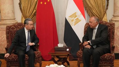 عقدا جلسة مباحثات ثنائية.. وزير الخارجية يستقبل نظيره الصيني في قصر التحرير