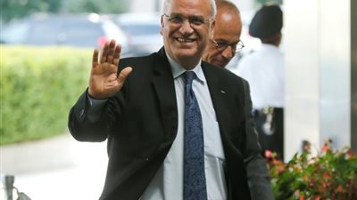 بالتزامن مع ذكرى رحيل ياسر عرفات .. بدء مراسم تشييع جثمان الراحل صائب عريقات