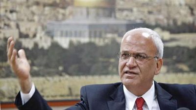 عاجل.. أبو مازن يلقي النظرة الأخيرة على جثمان صائب عريقات