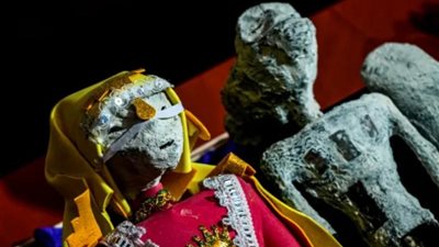 شاهد.. خبراء الطب الشرعي يفجّرون مفاجأة عن ”كائنات فضائية” عُثر عليها في مطار بيرو