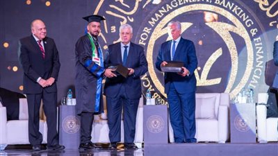 وزير التعليم العالي يشهد حفل تخرج الحاصلين على الدراسات العليا بالأكاديمية العربية للعلوم الإدارية