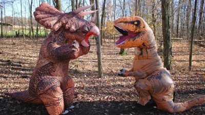 بأزياء ديناصورات عملاقة.. حكاية الخطوبة الغريبة التى أشعلت مواقع التواصل الاجتماعي