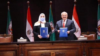 ”الخشت” يهدي وزيرة التضامن الاجتماعي درع تكريم جامعة القاهرة