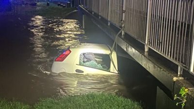 بطل محلي.. بريطاني ينقذ امرأة وطفلهما بعد حصارهما في سيارة غارقة (فيديو)