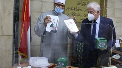 وزير الأوقاف يهدي محافظ جنوب سيناء سلسلة رؤية الثقافية