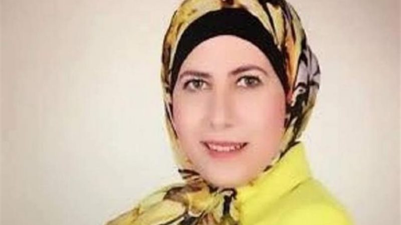 مذيعة