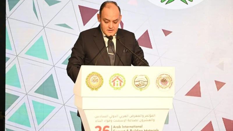 وزير الصناعة خلال