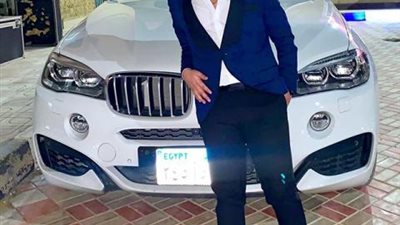 الفلوس مش كل حاجة.. عمر كمال يستفز متابعيه بسيارته الفارهة