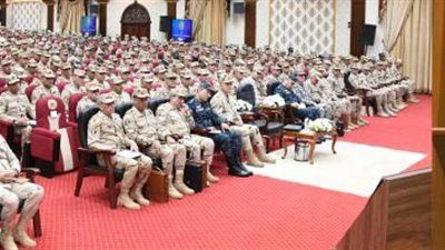 وزير الدفاع يلتقى بعدد من قادة وضباط القوات المسلحة بقيادة المنطقة المركزية العسكرية