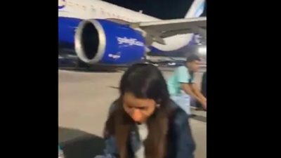 فيديو أثار الصدمة.. مسافرين يأكلون على مدرج مطار بعد تأخر رحلتهم