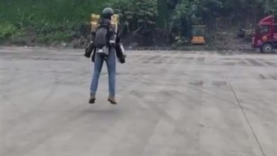 على طريقة «ايرون مان».. قصة الشاب الذى اخترع بدلة طيران ذاتية الصنع